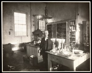 Thomas Edison nel suo laboratorio, 1920